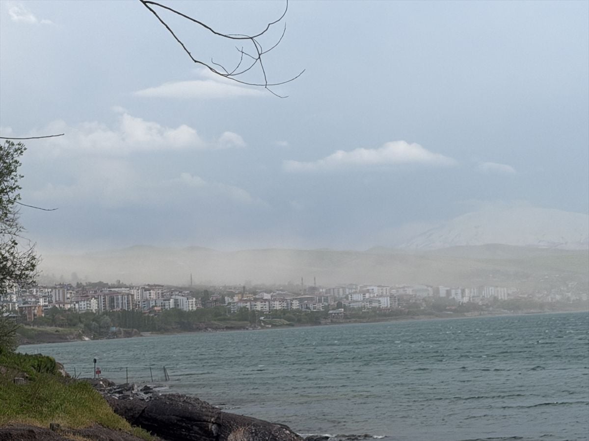 Bitlis'te toz taşınımı ve rüzgar etkili oldu