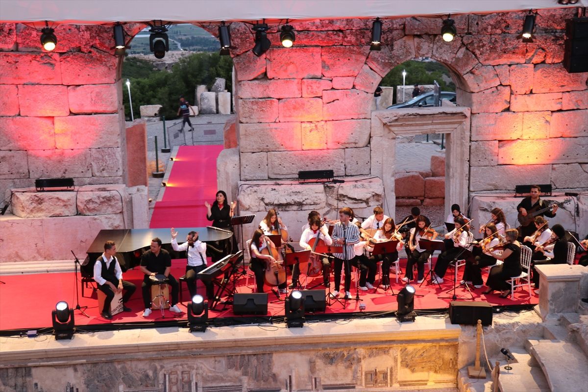 Kibyra Antik Kenti'ndeki Medusa Mozaiği'nin bulunduğu odeonda Dilek Türkan ve Tuluğ Tırpan konser verirken