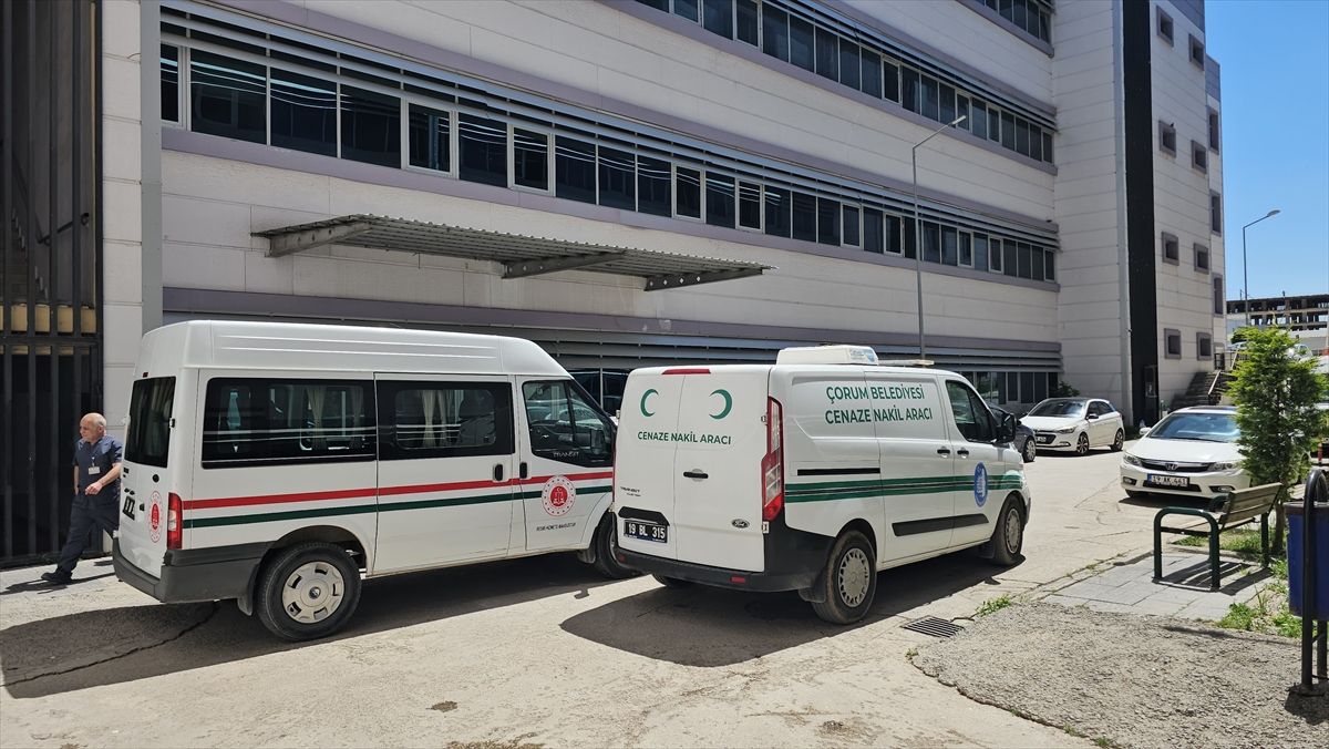 Çorum'da devrilen otomobildeki anne öldü, baba ve oğlu yaral