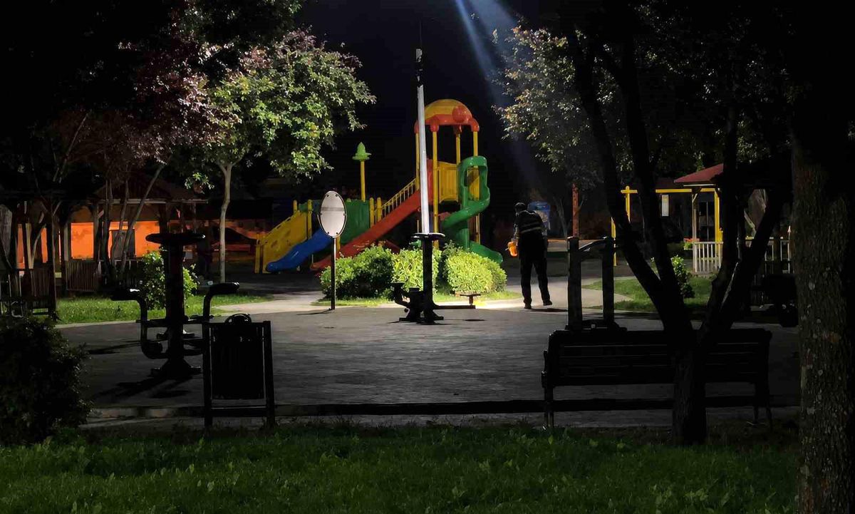 Çorum'da Namazgah Parkı'nda yaşanan silahlı kavgada yaralanan kişilere müdahale eden sağlık ekipleri.