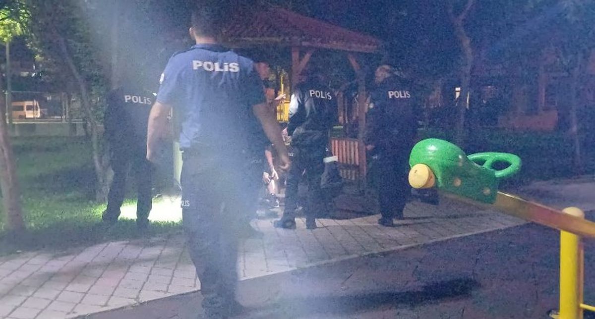 Çorum'da parkta yaşanan silahlı kavgada yaralanan kişilerin hastaneye kaldırılması.