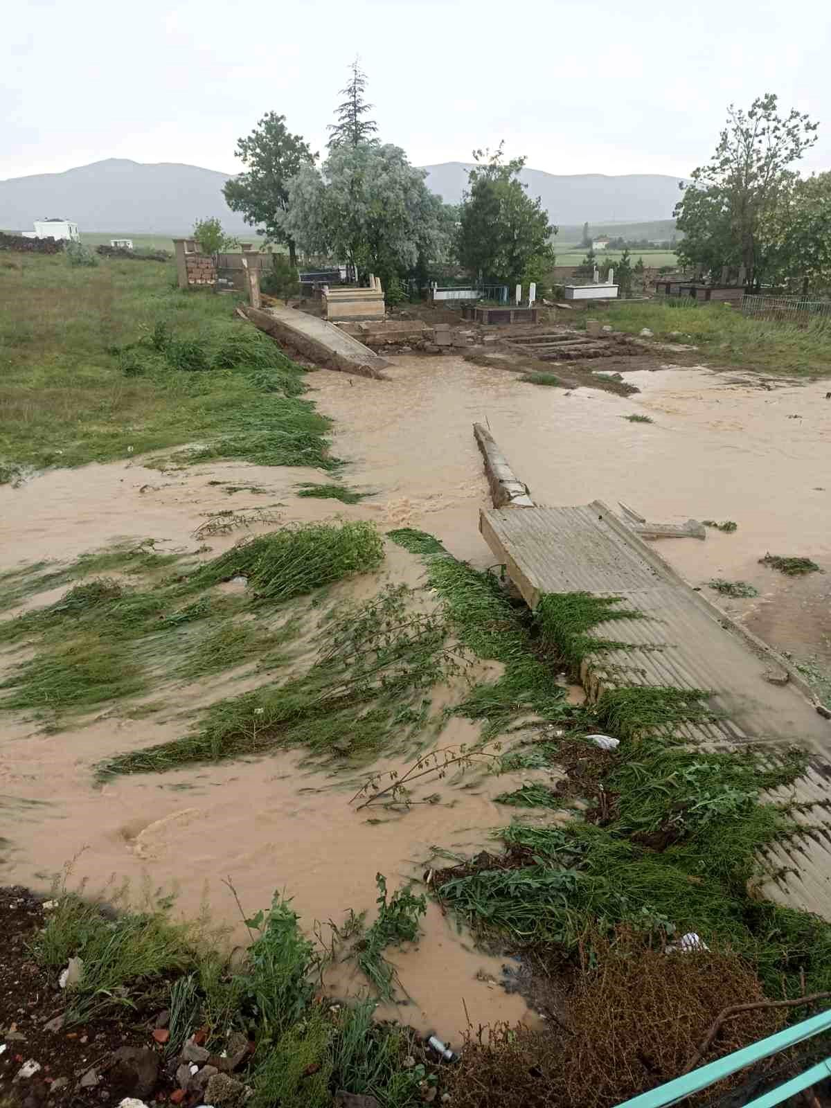 Kayseri Develi'de sel sularının bastığı cadde