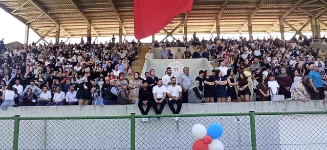Devrek'te Üniversite öğrencileri mezuniyetlerini kep atarak kutladılar