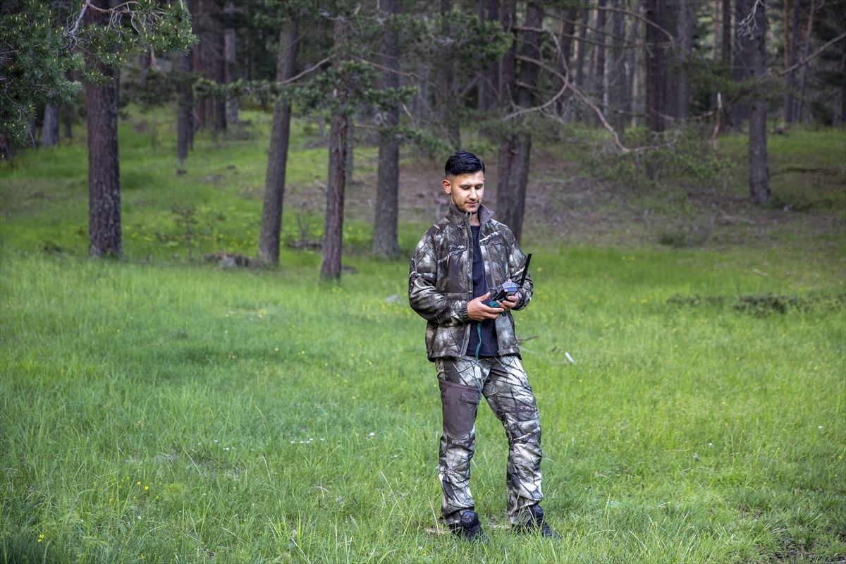 Doğa tutkunu genç fotokopanlarla yaban hayatının izini sürüy