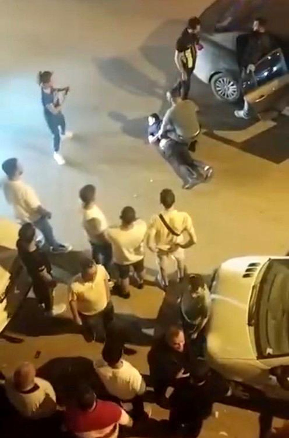 "Dur" ihtarına uymadı, polis ekiplerinin üzerine araç sürdü: