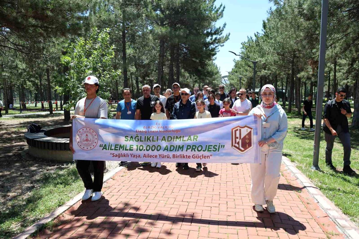 Elazığ'da çocuklar ve gençler, aileleriyle birlikte yürüdü