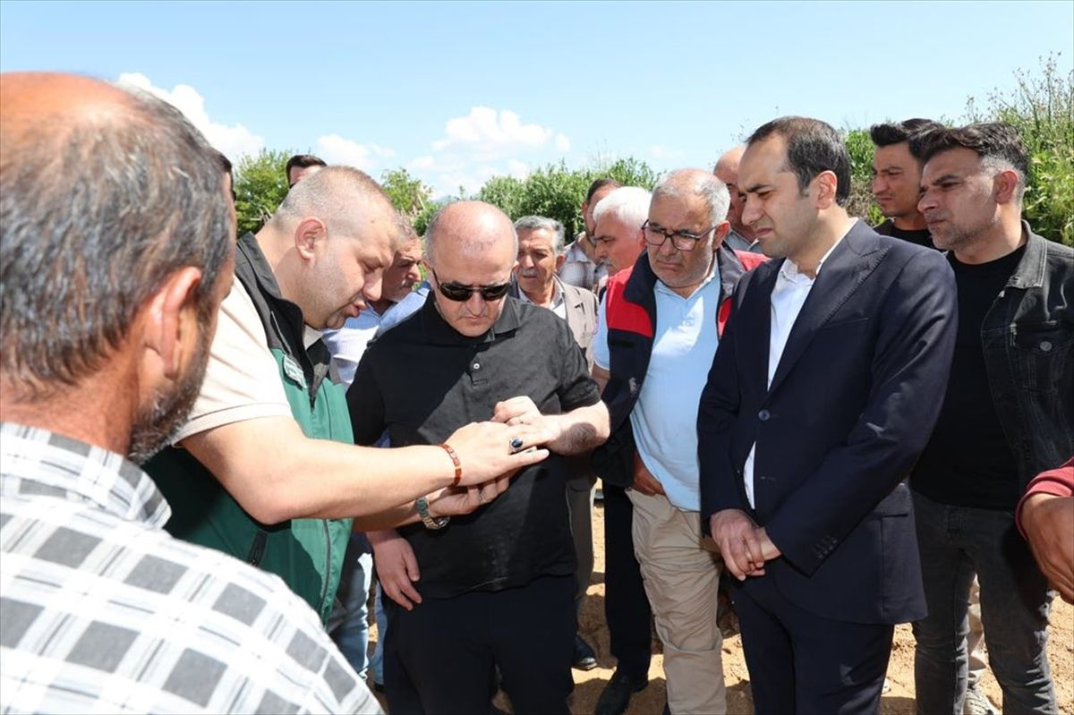 Elazığ Valisi Numan Hatipoğlu, selden etkilenen Kovancılar ilçesindeki köyleri ziyaret ediyor.