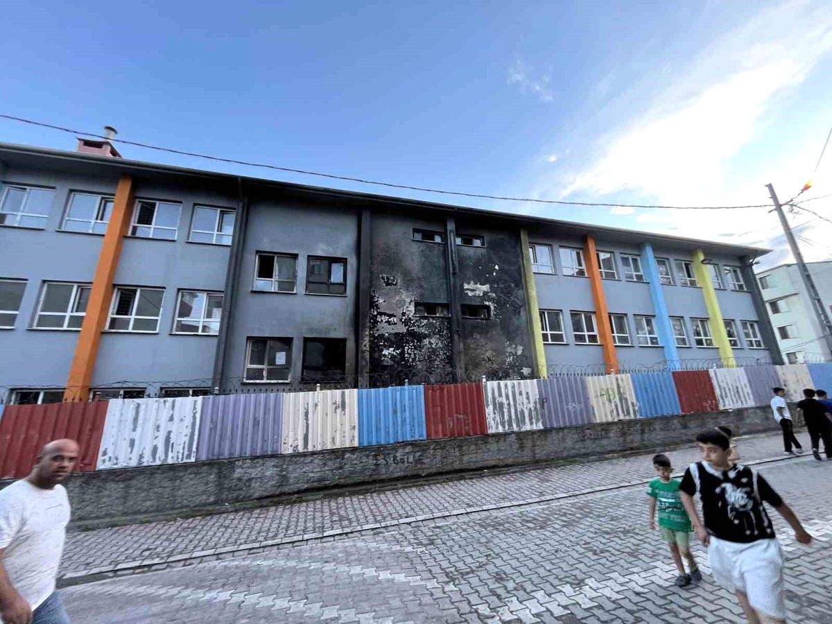 Esenyurt'ta ilkokulda yangın