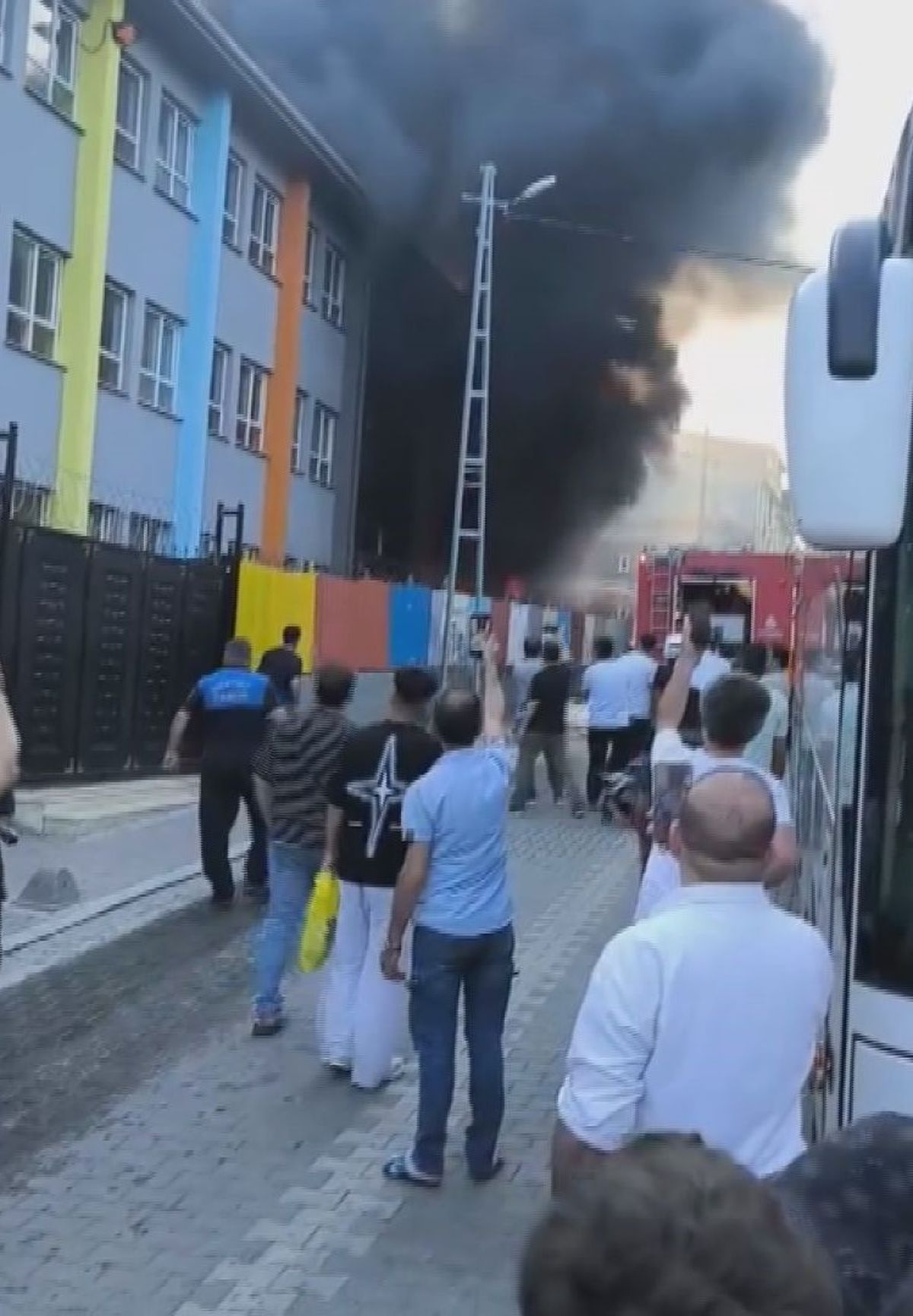 Esenyurt'taki İbrahim Özaydın İlkokulu'nda yangın paniği