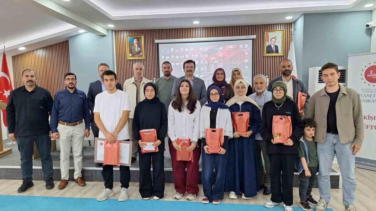 Eskişehir'de umre ödüllü bilgi yarışmasının kazananları ödüllerine kavuştu