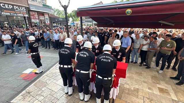 Evinde kalp krizi geçiren polis memuru son yolculuğuna uğurl