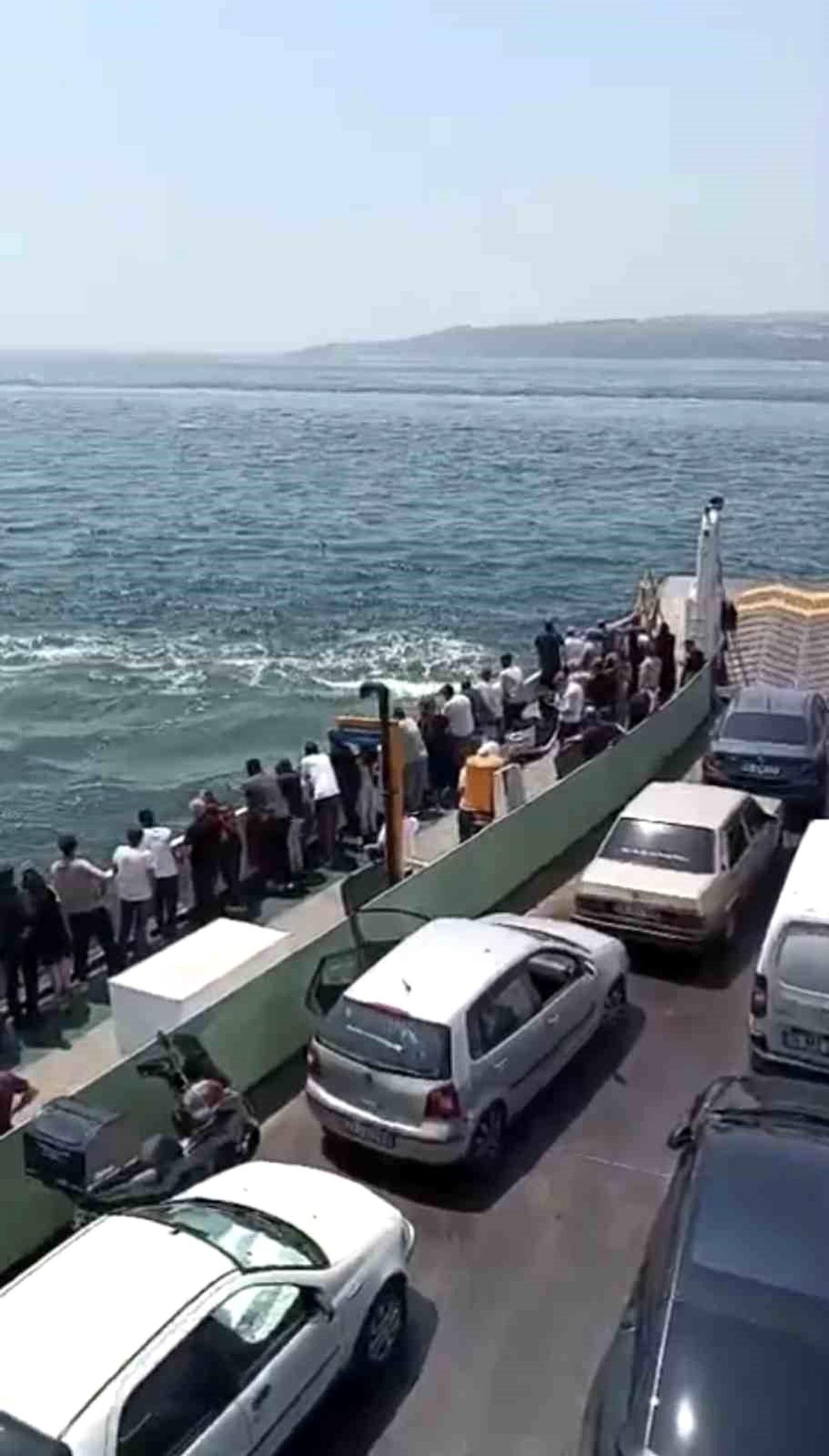 Feribottan denize düşen kişiye büfe çalışanından hayat kurta