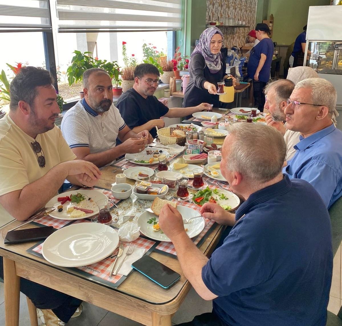 Gelibolu'da Eğitim-Bir-Sen üyeleri kahvaltıda buluştu