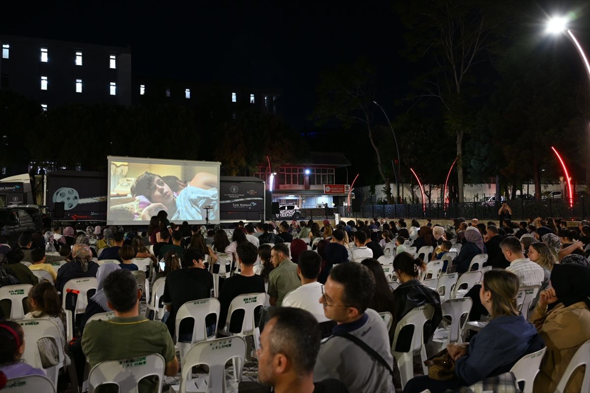 Gezen Sinema Tırı Demirci'de vatandaşlarla buluştu