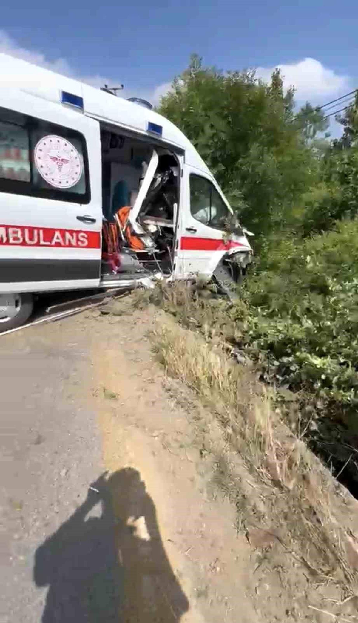 Hasta taşıyan ambulans yoldan çıkarak yeşillik alana savruld