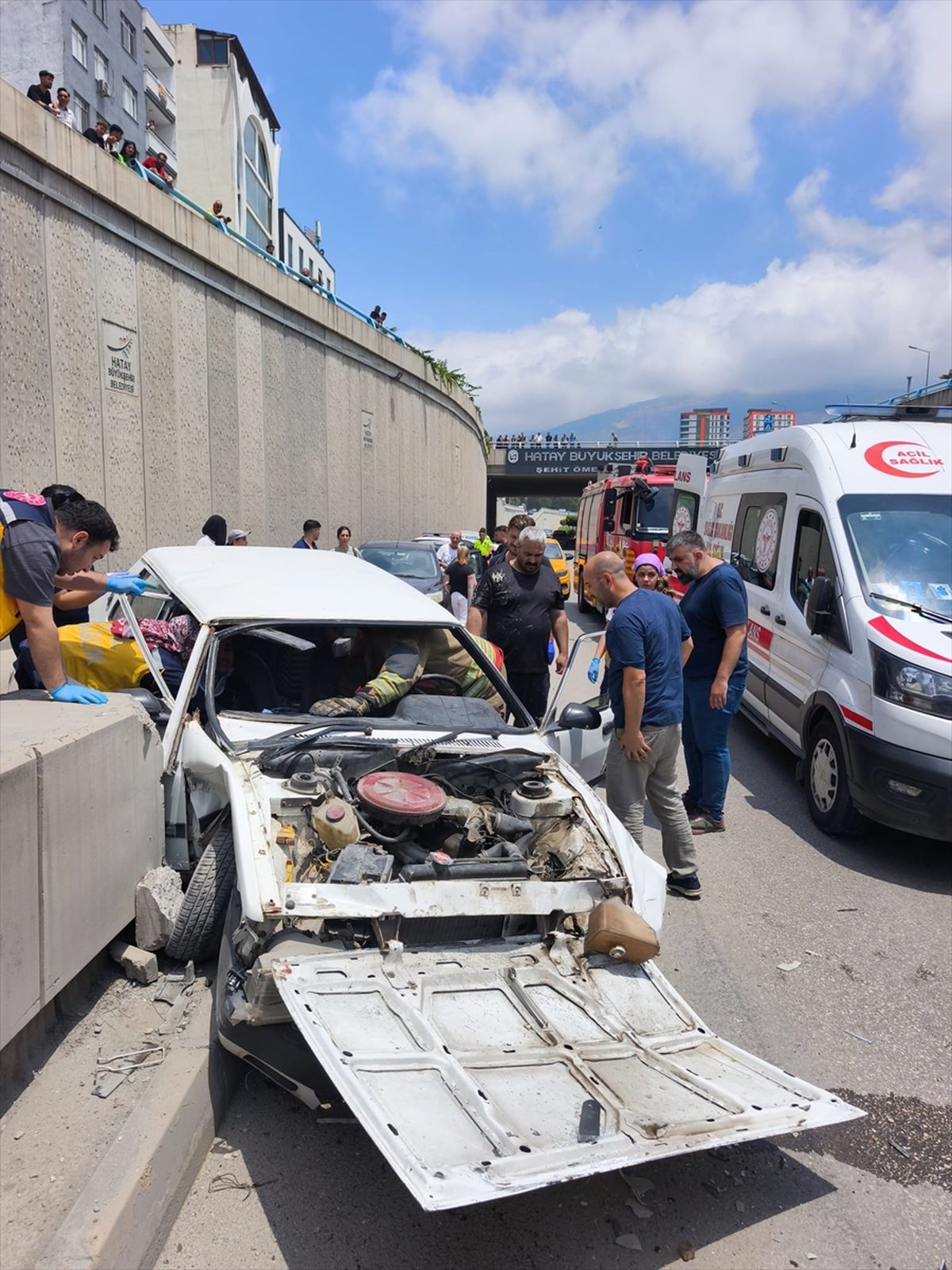 İskenderun'da otomobil beton bariyere çarptı: 3 yaralı