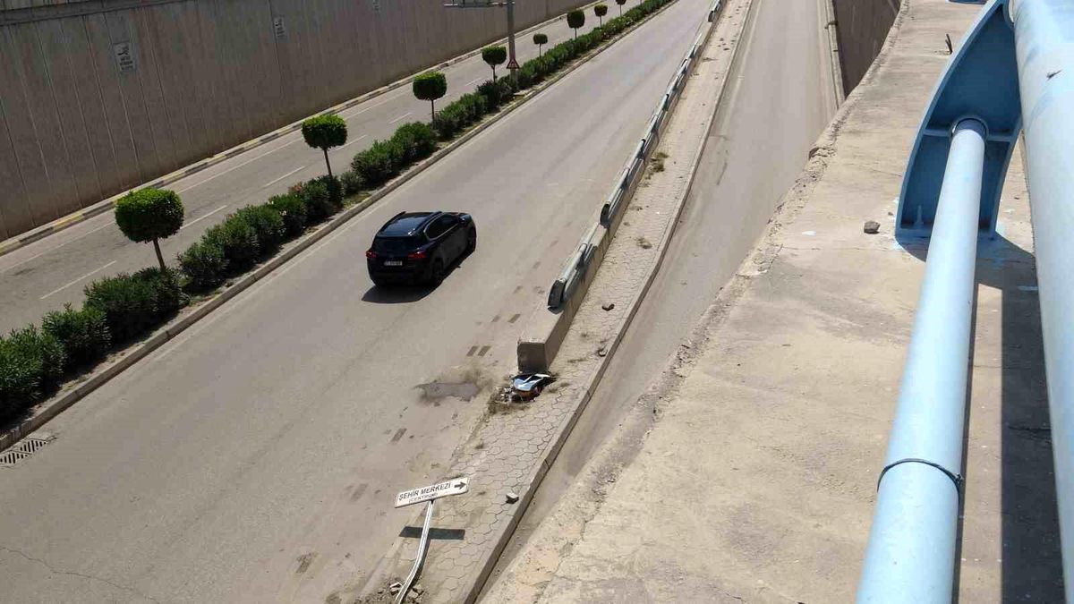Hurdaya dönen Tofaş'taki 3 kişi yaralandı