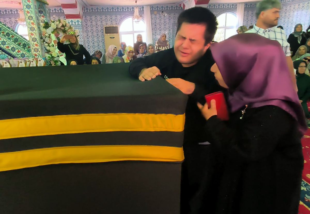 Kabe maketine sarılıp, 'Allah'ım, beni o memlekete götür' diye dua ederek gözyaşı döktü