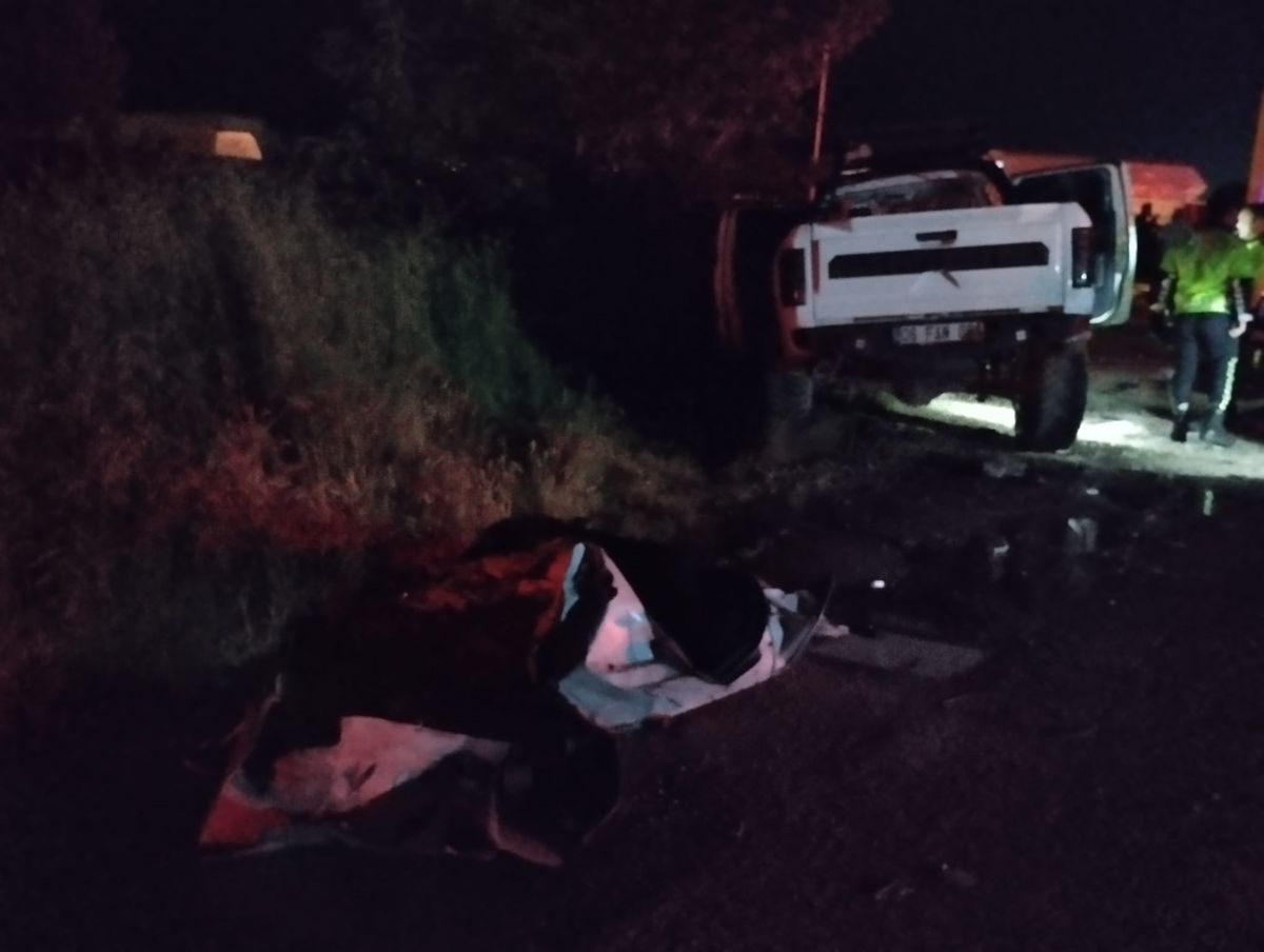 Kamyonet ile TIR çarpıştı: 3 yaralı