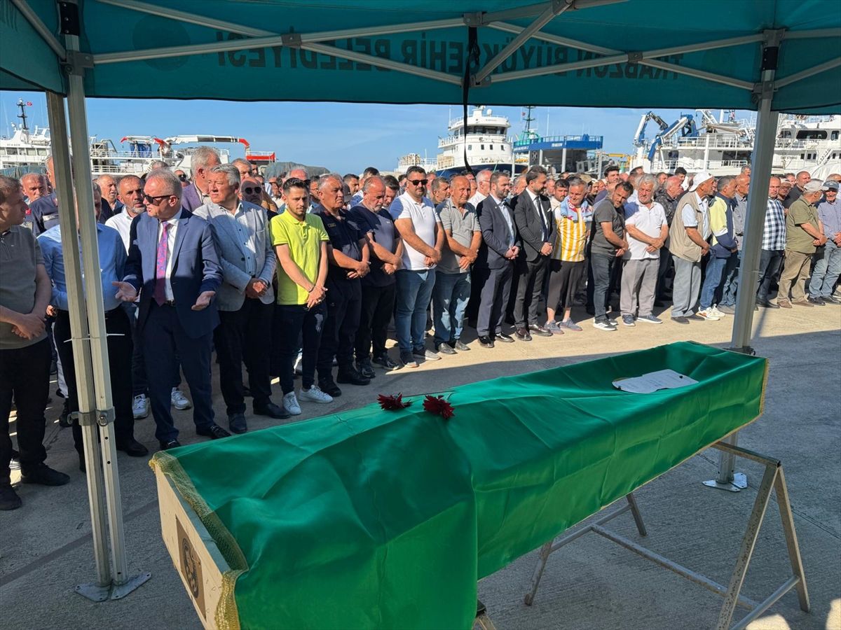 Karadeniz'de balıkçı teknesine saldırıda ölen kişinin cenazesi defnedildi