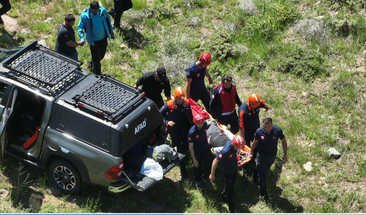 Kayseri'de kayalıklardan düşerek yaralanan kişi kurtarıldı