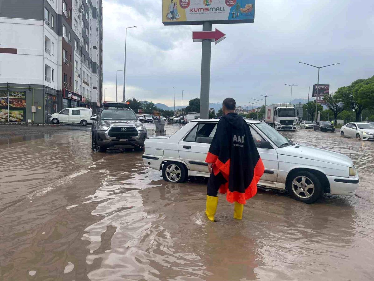 Kayseri'de etkili olan yağış ve dolu sonrası AFAD ekiplerinin mahsur kalan vatandaşları kurtarma çalışmasından bir görüntü.