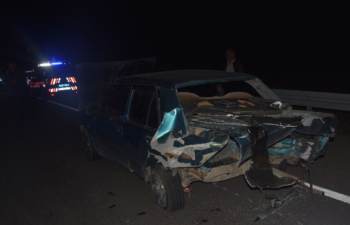 Kırıkkale'de meydana gelen trafik kazasında araçlar hasar gördü, sağlık ekipleri yaralılara müdahale ediyor.