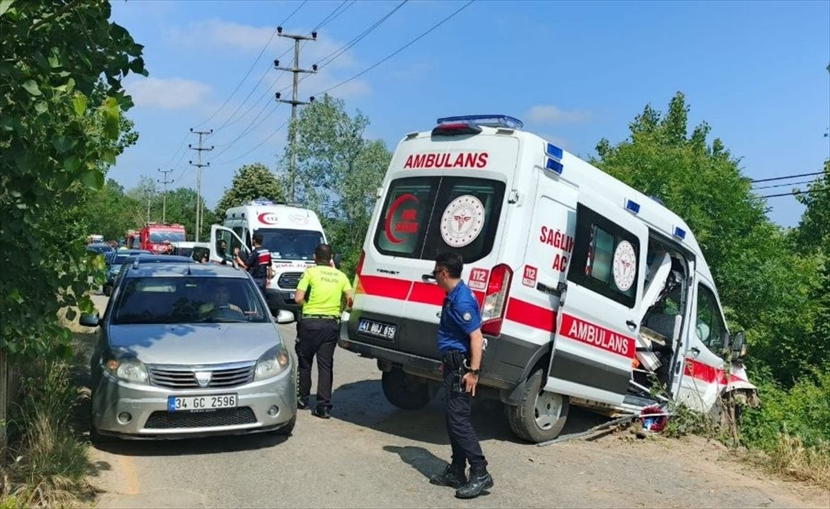 Kocaeli'de ambulansın yoldan çıktığı kazada biri hasta 3 kişi yaralandı