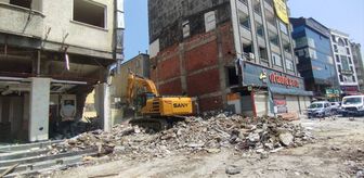 Kocaeli'de çöken binanın etrafındaki apartmanların yıkımına başlandı