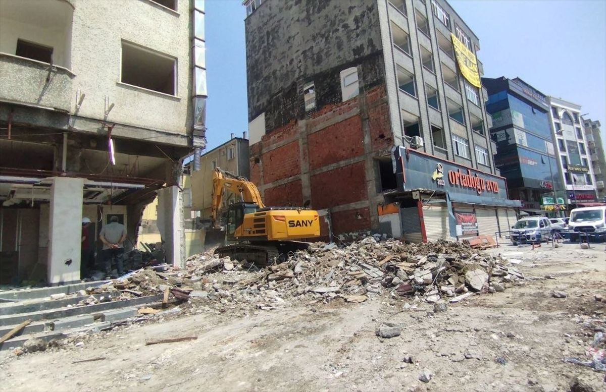 Kocaeli'de çöken binanın etrafındaki apartmanların yıkımına 