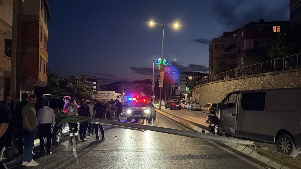 Kocaeli'de panelvanın çarptığı aydınlatma direği araç ve daireye zarar verdi