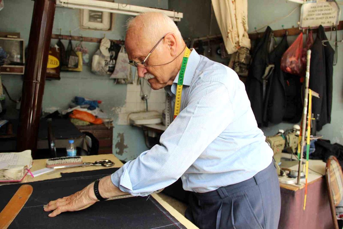 Kumaşa sinen bir ömür: 59 yıllık mesleğini 71 yaşında aşkla sürdürüyor