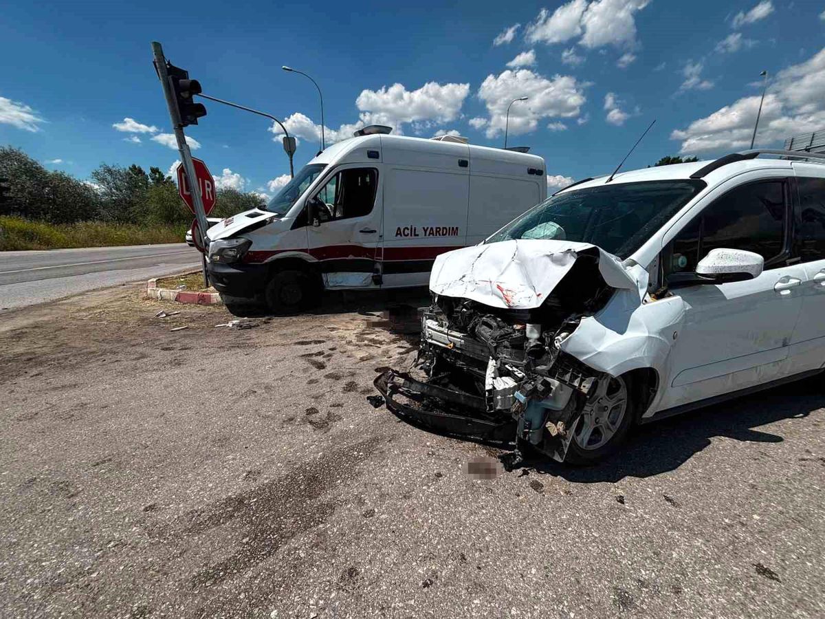 Kütahya'da ambulans hafif ticari araçla çarpıştı: 7 yaralı