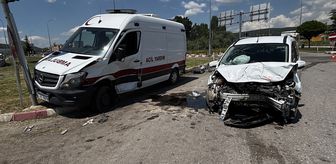 Kütahya'da özel ambulansla hafif ticari aracın çarpıştığı kazada 7 kişi yaralandı