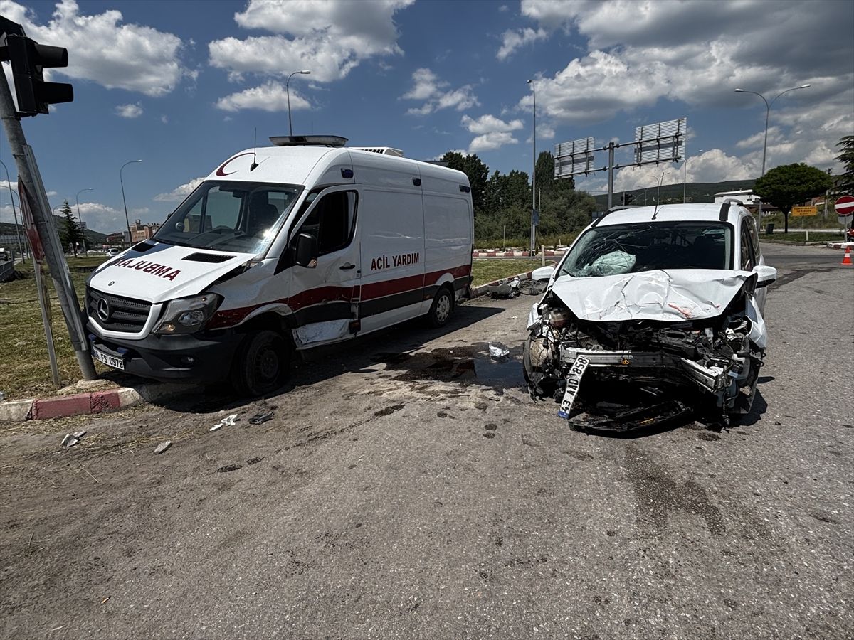 Kütahya'da özel ambulansla hafif ticari aracın çarpıştığı ka