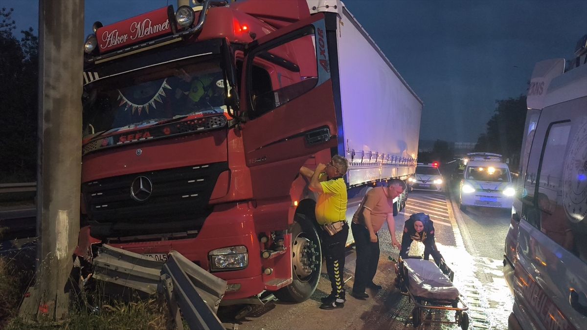 Kütahya'da sürücüsü fenalık geçiren tır, yön levhasının direğine çarptı