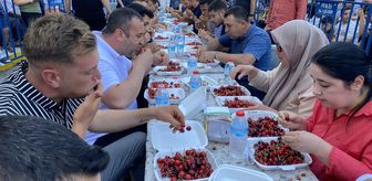 Alaşehir'de Kiraz Yeme Yarışması: 5 Dakikada 1.5 Kilo Kiraz