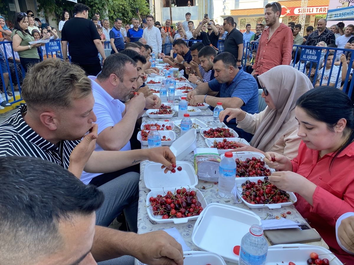 Alaşehir'de Kiraz Yeme Yarışması: 5 Dakikada 1.5 Kilo Kiraz