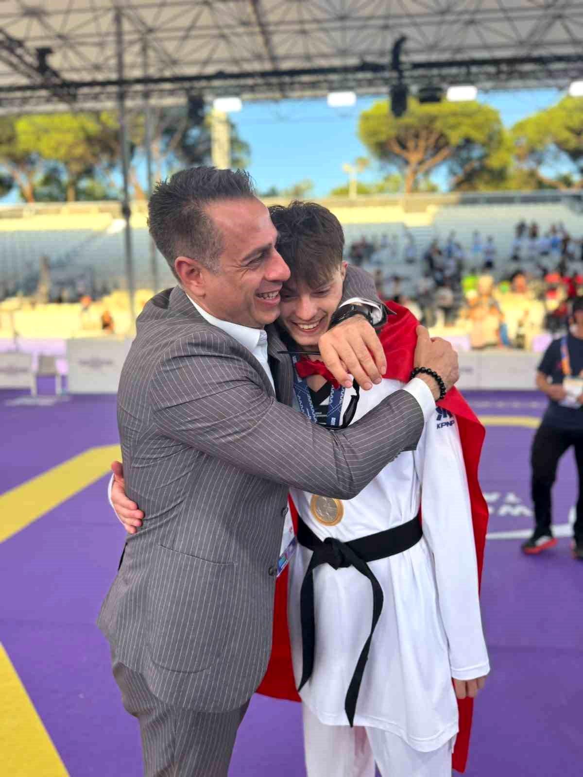 Milli taekwondocu Berkay Erer, Roma'da altın madalya kazandı