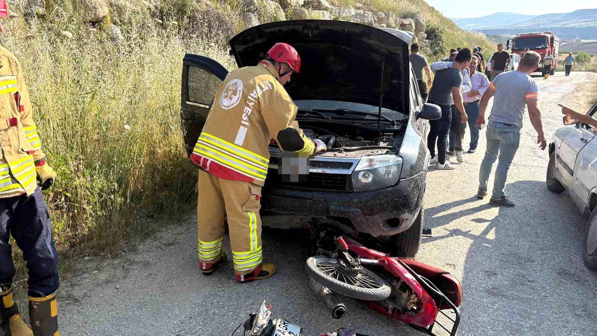 Kula'da kafa kafaya çarpışma: 18 yaşındaki genç ağır yaralandı
