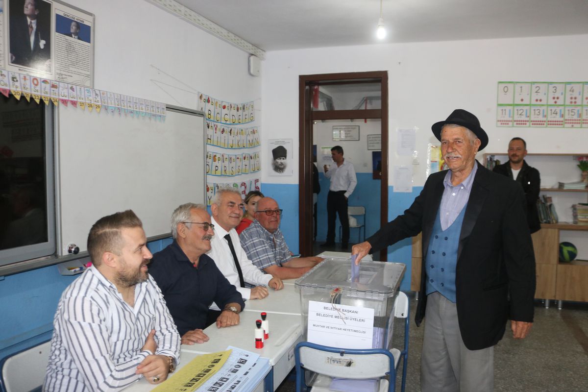Mustafapaşa'da seçmenlerin sandık başında oy kullanma anı