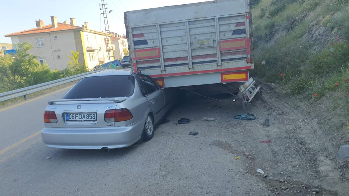 Beypazarı'nda TIR'a Arkadan Çarpan Otomobilde 4 Kişi Yaralan