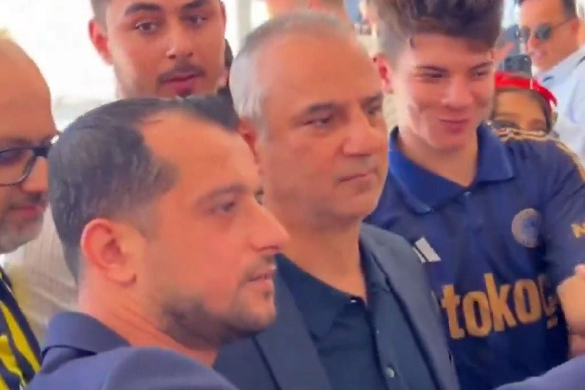 Fenerbahçe Teknik Direktörü İsmail Kartal, kongre salonunda taraftarlar tarafından sevgiyle karşılanıyor.