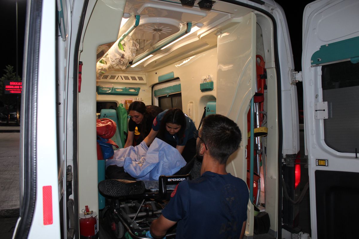 Parkta uğradığı biber gazlı ve bıçaklı saldırıda ağır yarala
