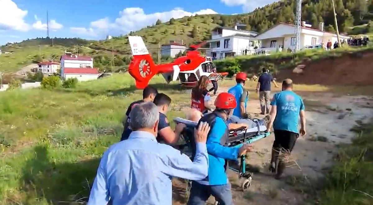 Refahiye'de göğüs ağrısı geçiren hasta hava ambulansıyla has