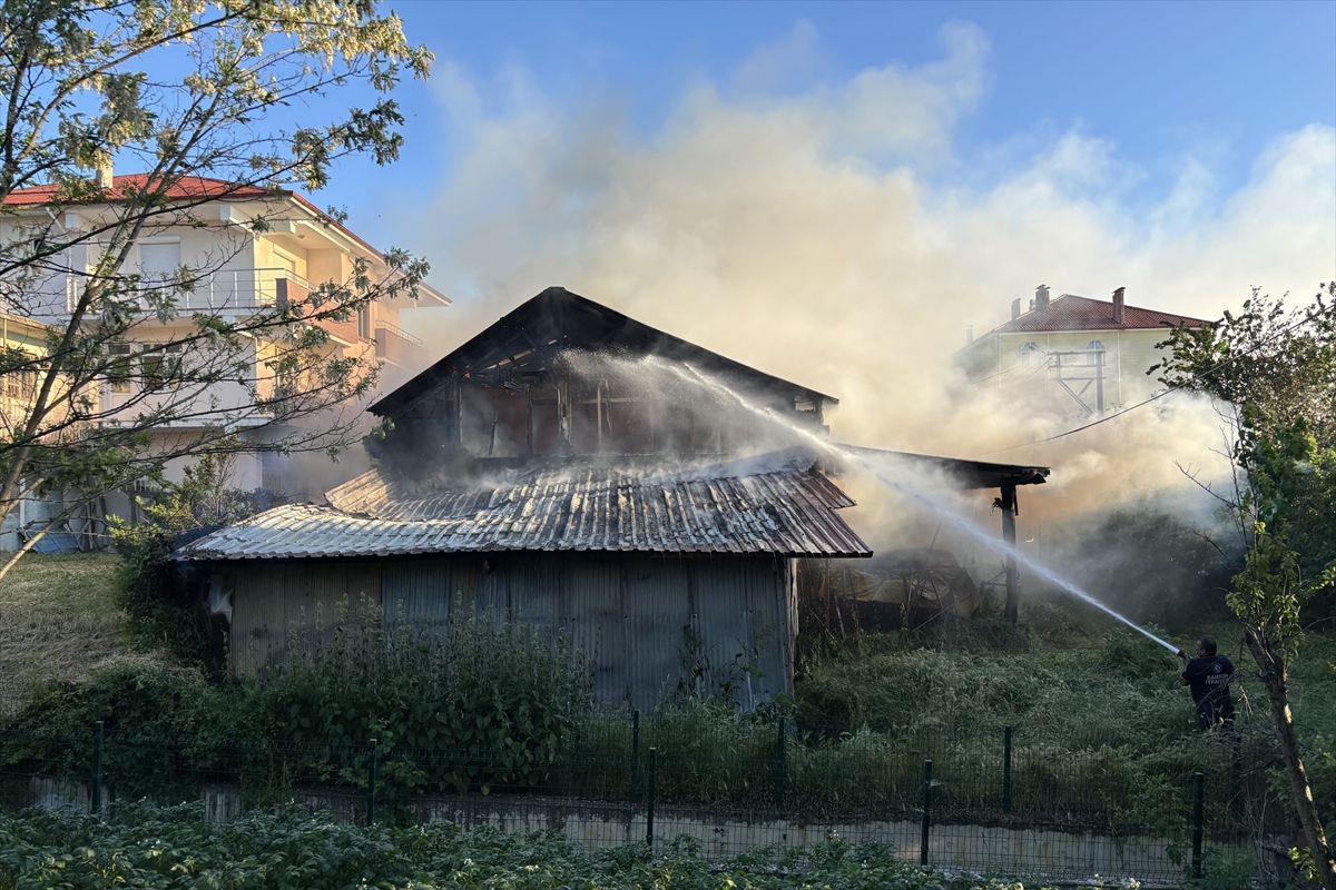 Samsun'da çıkan yangında evde hasar oluştu, 2 traktör kullanılamaz hale geldi