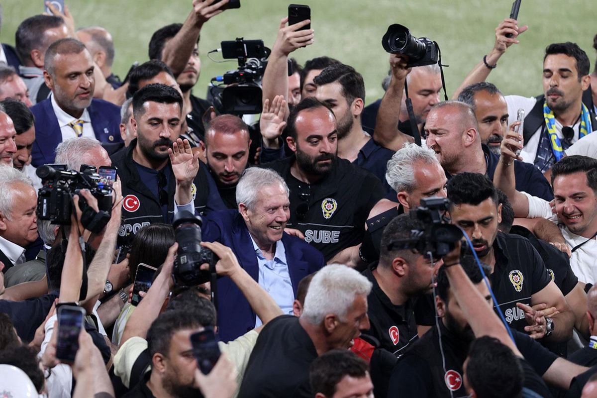 Aziz Yıldırım Fenerbahçe Olağanüstü Seçimli Genel Kurulu'nda başkanlığa seçildi.
