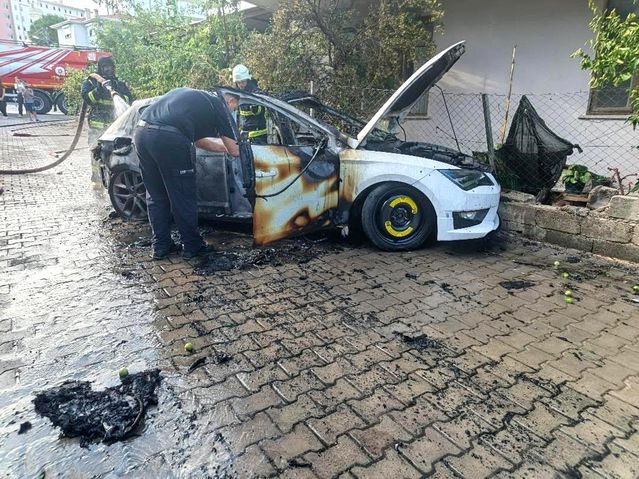 Seyir halindeyken alev topuna döndü, sürücü son anda kendini