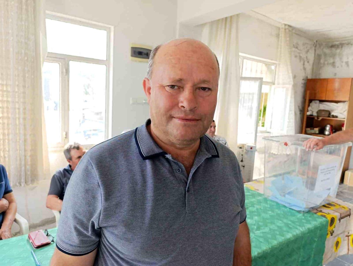 Manisa Selendi'de yeni seçilen muhtar Zekeriya Çahan'ın makamında çekilmiş fotoğrafı.