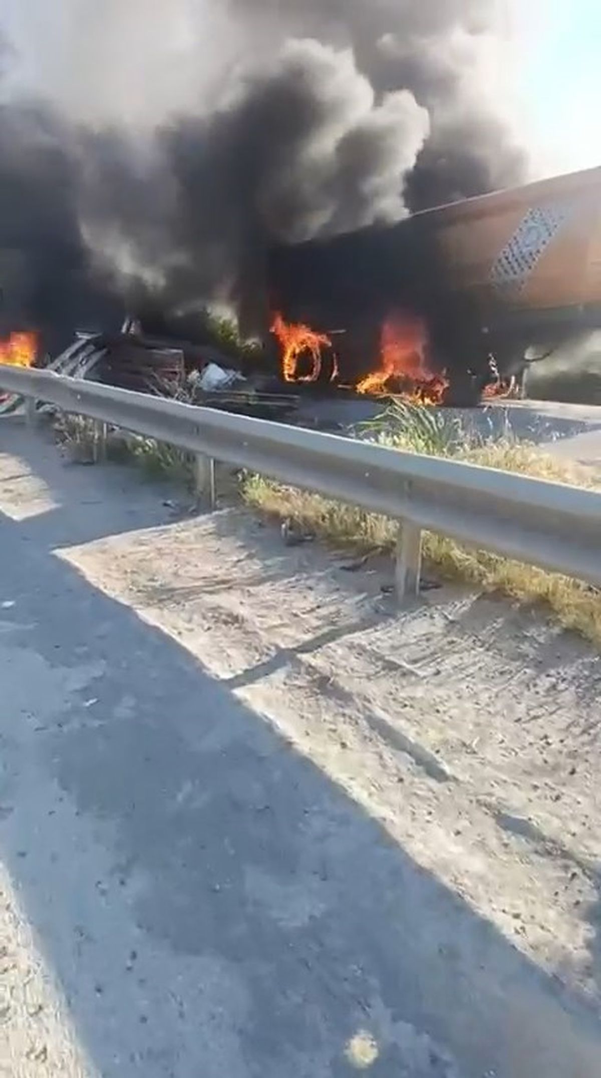 Şile'de park halindeki kamyonun dorsesine çarpan motosikletl